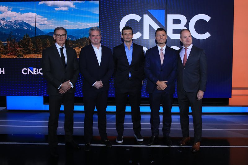 Alexander Schütz, KC Sullivan, Rusmir Nefić, Benjamin Lakatos und Craig Bengtson stehen nebeneinander in einem Fernsehstudio am Hauptsitz von CNBC vor dem Logo von CNBC.